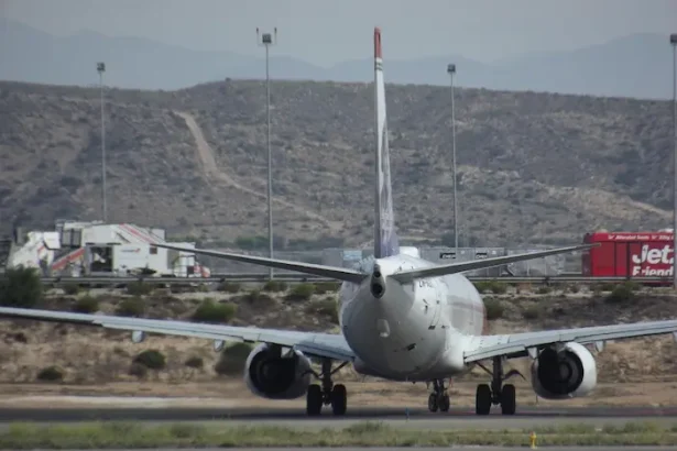 incendiu avion American Airlines evacuare urgență - Panică la aterizare: explozie de cauciucuri și evacuare dramatică