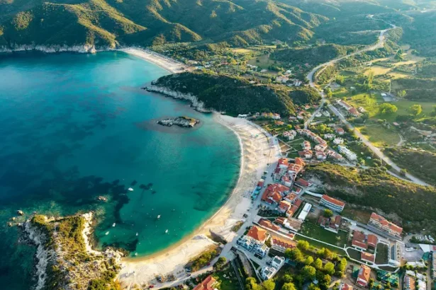 incendii Grecia turiști români - Incendii violente în Grecia: români evacuați de pe plajă, sate întregi mutate în ...