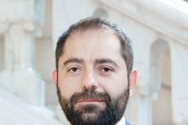 România traversează o criză existențială și are nevoie de un nou contract între stat și cetățeni în privința t...