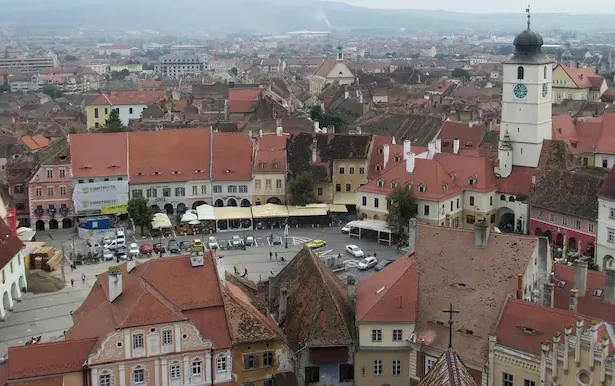 tânără iritată de vopsea pe banca din Sibiu - O tânără din Sibiu, capturată de vopseaua periculoasă a unei bănci!