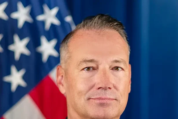 Todd M. Lyons politici de securitate