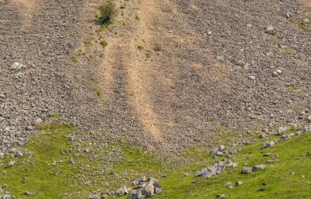 Salvarea unei femei strivite de bolovani în Munții Bucegi - Femeie accidentată pe Valea Pietrele: salvare dramatică cu...