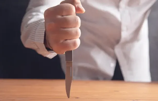 scenă de violență cu briceag în Slatina - Tragedie pe stradă: O persoană a murit în urma unui conflict neașteptat