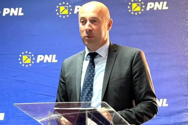 Adrian Veștea predă conducerea PNL Brașov lui Cătălin Văsii. - Cătălin Văsii preia conducerea PNL Brașov: Ce în...