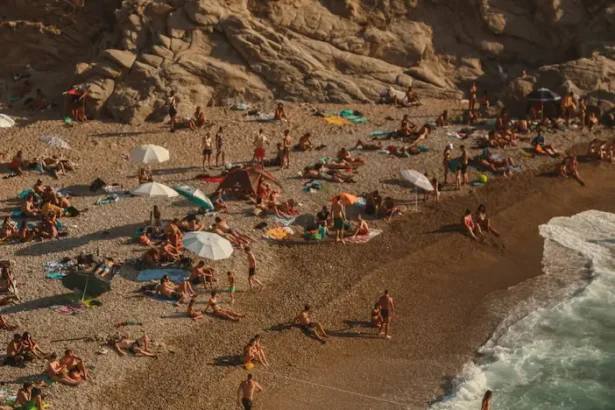 turiști bulgari pe plajele din Grecia - Nemulțumire în Grecia: Turiștii bulgari invadează plajele fără consum