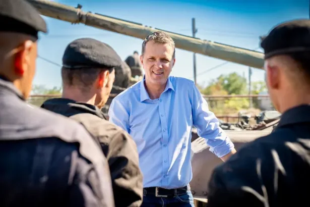 Programele de înzestrare ale armatei române vor fi realizate pe plan intern. - Moșteanu propune fabricarea armamentului...