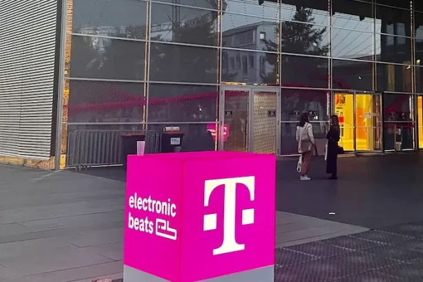 preluare Telekom Romania Mobile - Tranzacție majoră pe piața telecom: Vodafone și Digi își împart Telekom Romania M...