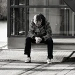 românii consideră că țara merge într-o direcție greșită - Românii se simt pesimiști: Două sondaje arată o dire...