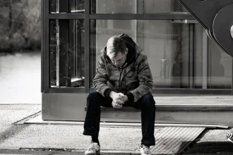 românii consideră că țara merge într-o direcție greșită - Românii se simt pesimiști: Două sondaje arată o dire...