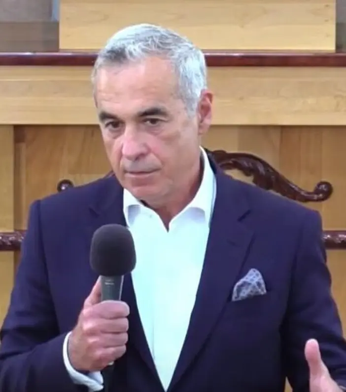 Călin Georgescu îndeamnă la boicotarea alegerilor locale din București 1 Reromânizarea - Reromânizarea capitalului: Află greșelile lui Guru Georgescu în economie!