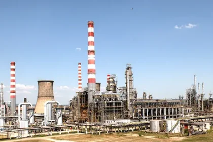 Explozie violentă rafinăria - Explozie violentă la rafinăria Lukoil din Ploiești: un angajat rănit, anchetă penală...