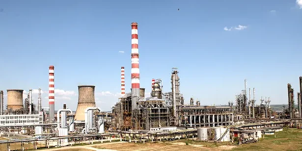 Explozie violentă rafinăria - Explozie violentă la rafinăria Lukoil din Ploiești: un angajat rănit, anchetă penală...