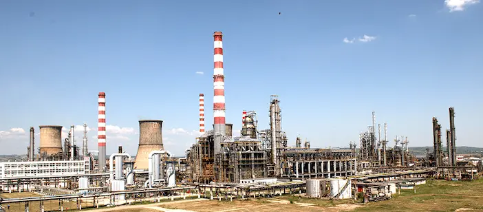 Explozie violentă rafinăria - Explozie violentă la rafinăria Lukoil din Ploiești: un angajat rănit, anchetă penală...