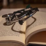 Tineri lecturi Hospice - Tinerii din Timișoara aduc speranță pacienților Hospice prin lecturi emoționante