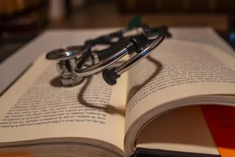 Tineri lecturi Hospice - Tinerii din Timișoara aduc speranță pacienților Hospice prin lecturi emoționante