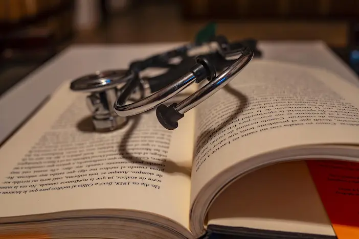 Tineri lecturi Hospice - Tinerii din Timișoara aduc speranță pacienților Hospice prin lecturi emoționante