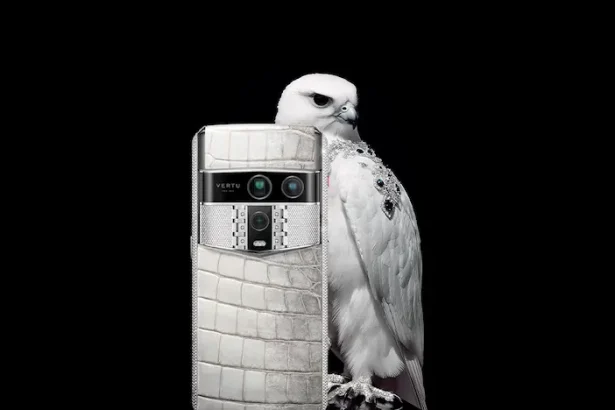 Vertu Agent Q smartphone de superlux - Telefonul de lux cu piele și titan: specificații de neegalat!