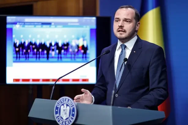 Medici tăieri salarii - Salariile medicilor rămân intacte, afirmă Alexandru Rogobete