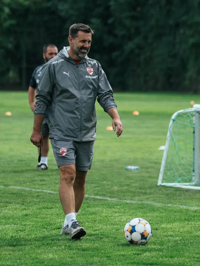 Străin Superligă antrenor - Un antrenor străin revoluționează Superliga! Află cine este!