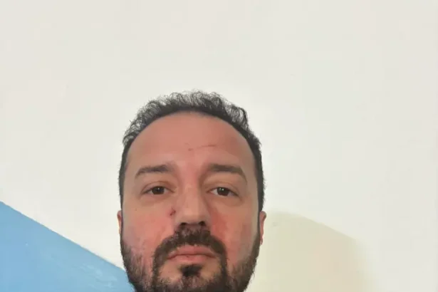 Incident miting Călin Georgescu - Tensiune la mitingul lui Călin Georgescu: Bărbat agresat la Alba Iulia