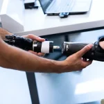 Implanturile cerebrale braţe robotice - Implanturile cerebrale oferă speranță persoanelor paralizate cu brațe robotice