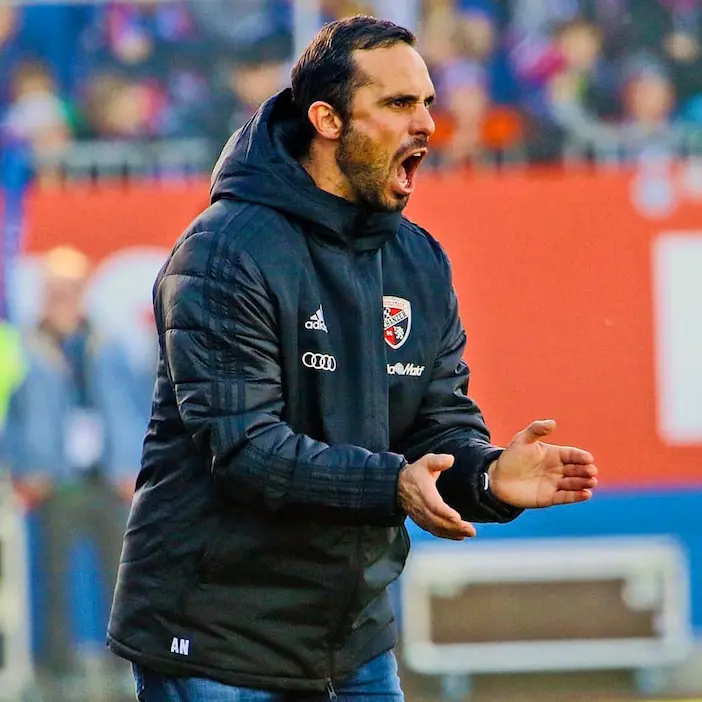 De la Bundesliga la McDonald's: Povestea unui antrenor căzut în uitare 1 Antrenor Bundesliga McDonald's - De la Bundesliga la McDonald's: Povestea unui antrenor căzut în uitare