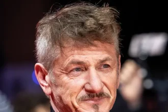 O persoană pe covorul roșu.