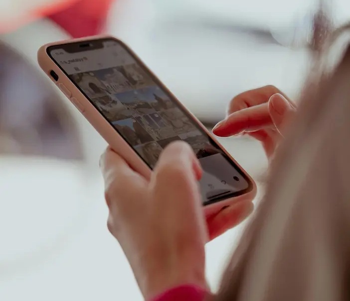 Anna Lembke despre dependența digitală și criza atenției la București 1 telefon ok Anna Lembke